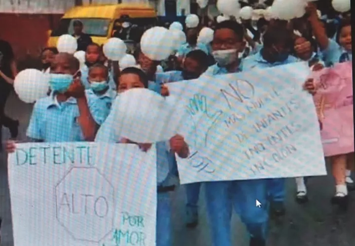 Los niños llevaban globos y pancartas con mensajes a la paz. Foto: Diomedes Sánchez 