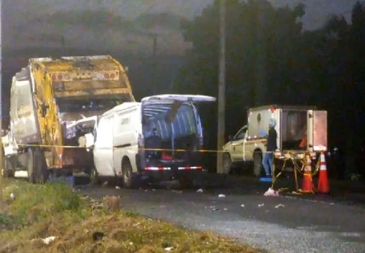 El panel golpeó la parte trasera también del carro recolector, causando la muerte del trabajador de la empresa y la del conductor del panel, color blanco. Foto. Diomedes Sánchez
