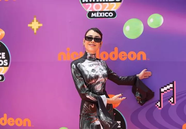 La cantante mexicana Danna Paola posa en la Orange Carpet de los Kids Choice Awards 2022.
