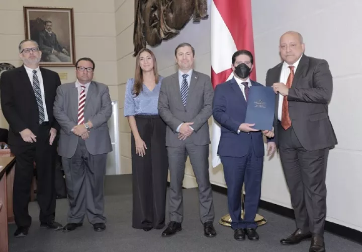 El ministro Federico Alfaro acudió este lunes a la Asamblea Nacional. Foto: AN