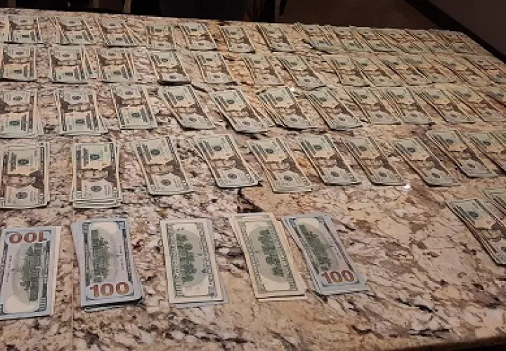 Dinero que fue incautado en el apartamento de la persona aprehendida. Archivo.