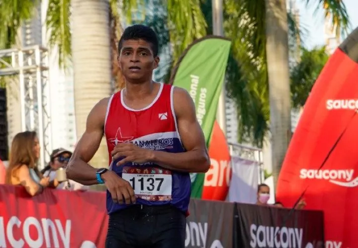 Edwin Rodríguez, subió a lo más alto del podium. Alan Diamond/TOY CORRIENDO