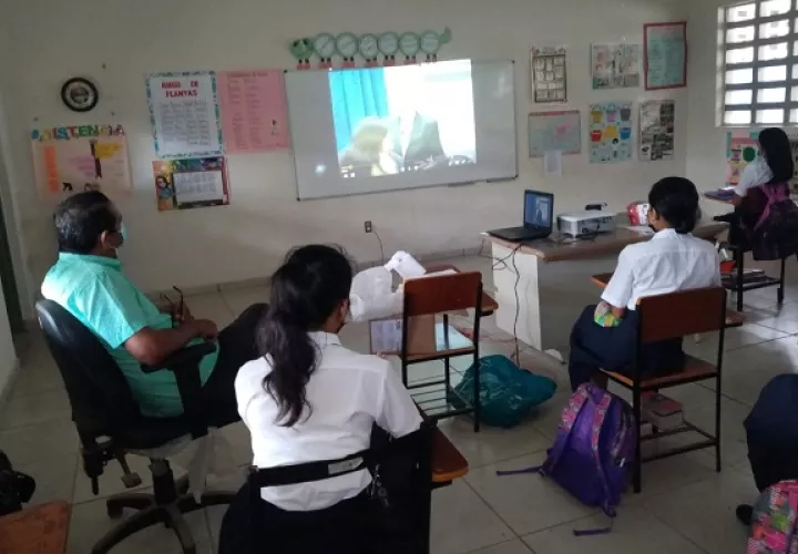 La escuela Manuel Jaén debe economizar la luz de la planta para que los estudiantes se integren a la tecnología. Foto: Cortesía