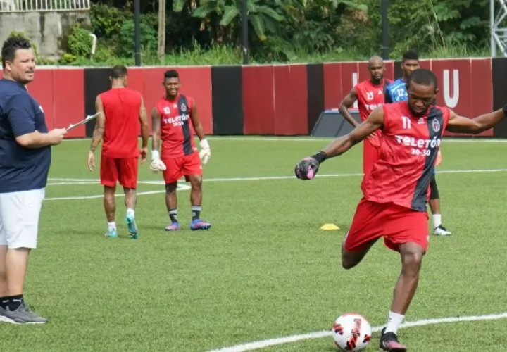 Felipe Borowsky (izq.) en los entrenamientos del Sporting. Foto: @sportingsmfc