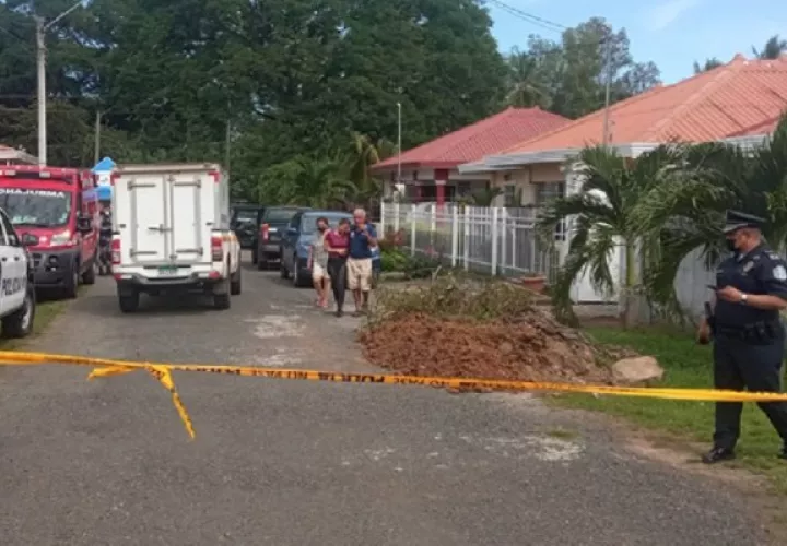 La calle hacia la casa donde hallaron los cuerpos fue acordonada por la Policía Nacional. Foto: Thays Domínguez 