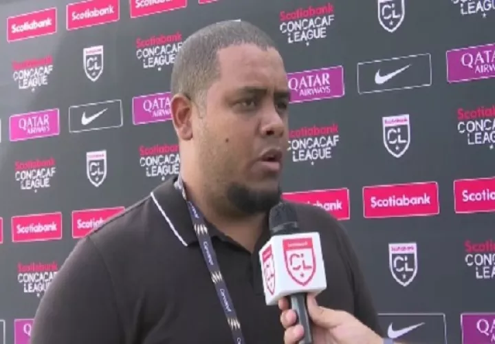 Francisco Perlo, técnico del Tauro FC. 