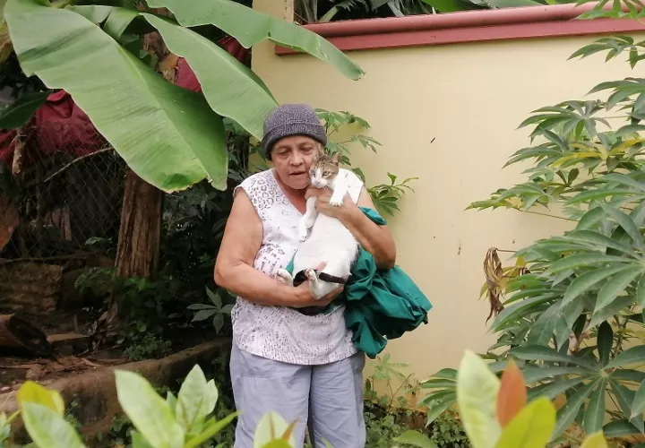 La señora Victoria agradeció a todos los que apoyaron en el rescate de la gatita. Foto: Thays Domínguez 