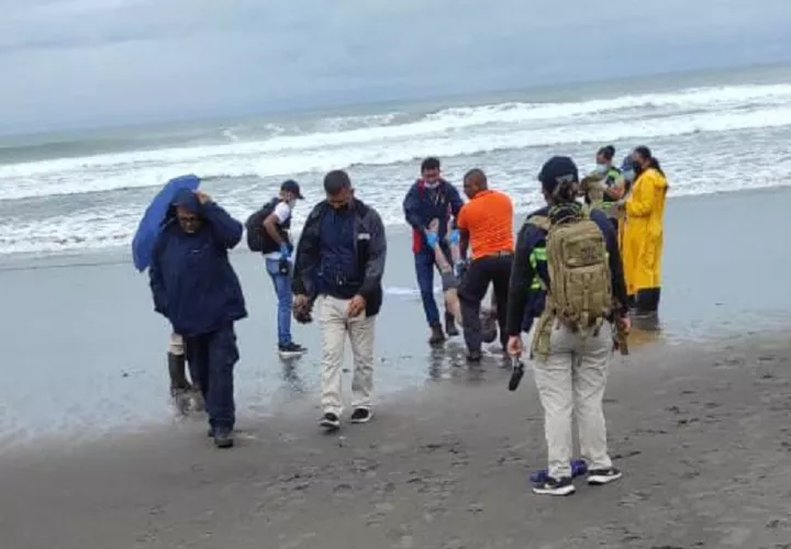 Los rescatistas del Sinaproc, sacaron el cuerpo del mar. Foto: Mayra Madrid 