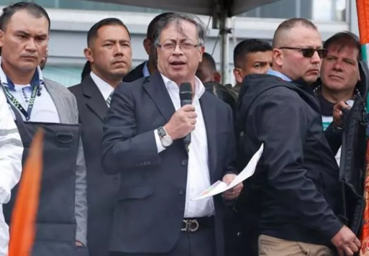 El entrante presidente de Colombia, Gustavo Petro, habla durante una ceremonia de posesión popular y espiritual con indígena. EFE