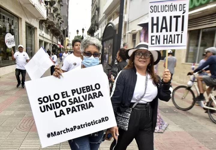 En República Dominicana manifestantes protestaron para que la comunidad internacional intervenga en Haití. Foto: EFE
