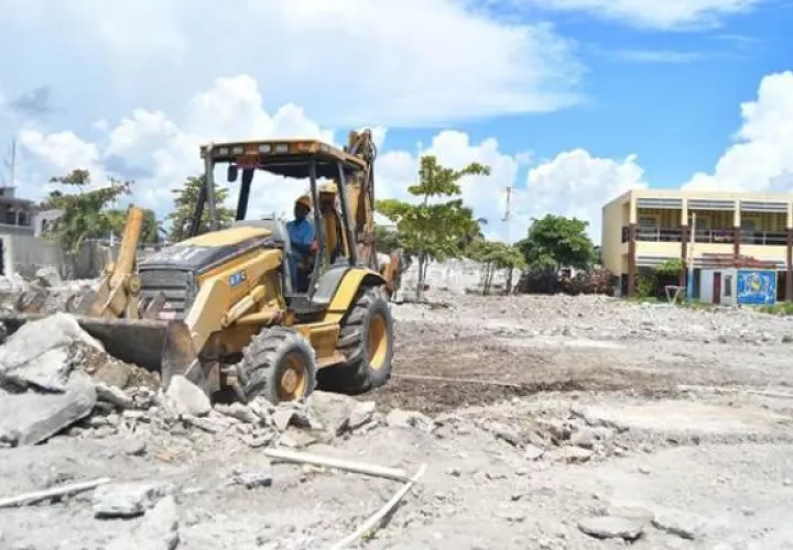 Maquinaria pesada remueven escombros en Les Cayes (Haití). EFE