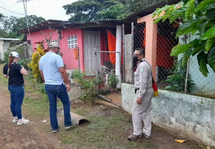 Personal de Saneamiento Ambiental y Zoonosis realizan visitas casa por casa en Tonosí. Foto: Thays Domínguez