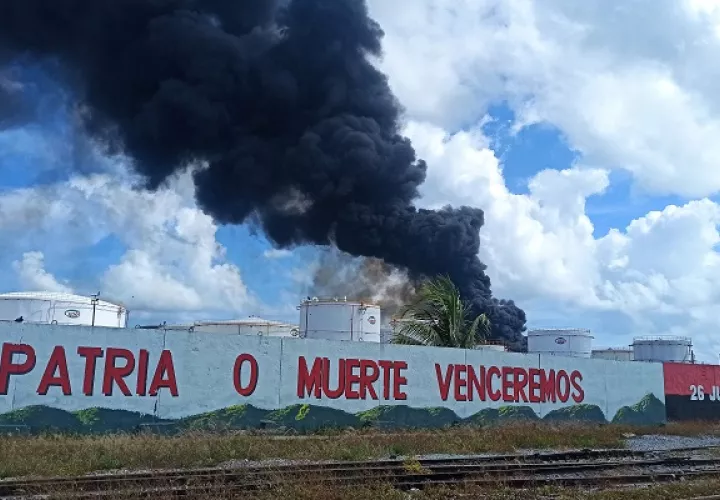 El derrame del combustible provocó que ardiera la maleza circundante. Foto: EFE