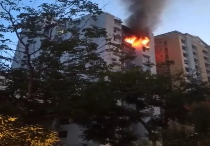 El incendio se registró en el edifico Torres El Cangrejo. Foto: Twitter