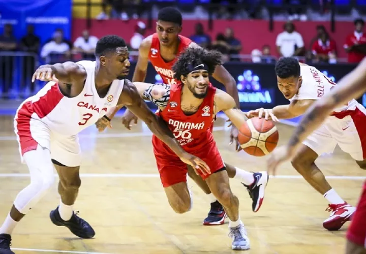 Jhivvan Jackson (cent.) en el partido de Panamá contra Canadá. Foto:FIBA