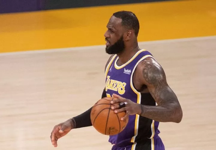 LeBron James, seguirá con los Lakers. Foto:EFE