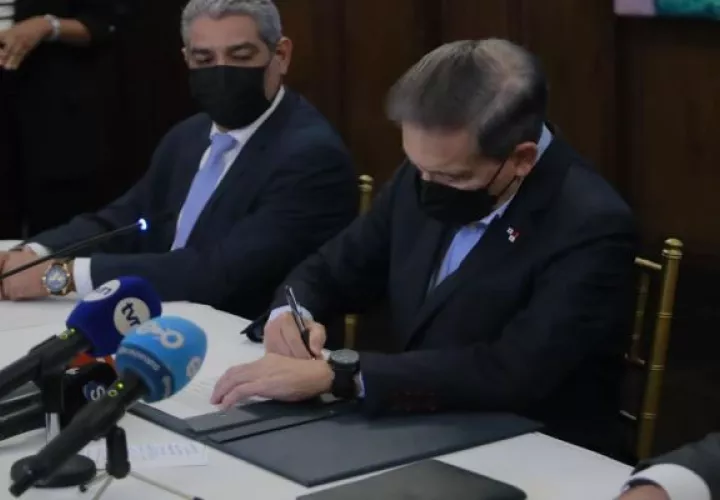 El ministro de salud presentará el anteproyecto en el Consejo de Gabinete. Foto: Cortesía Presidencia