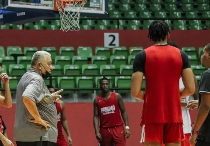 Flor Meléndez (izq.) coach de Panamá habla con los jugadores. Foto: Fepaba