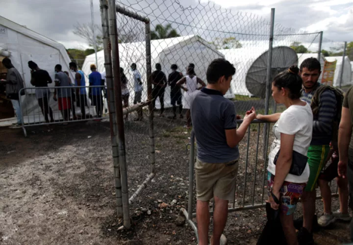 Migrantes hacen fila para registrarse en el albergue de San Vicente en Darién (Panamá), en una fotografía de archivo. EFE/Bienvenido Velasco