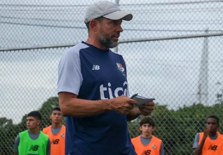 Mike Stump, técnico dela Sub-17. Foto: FEPAFUT