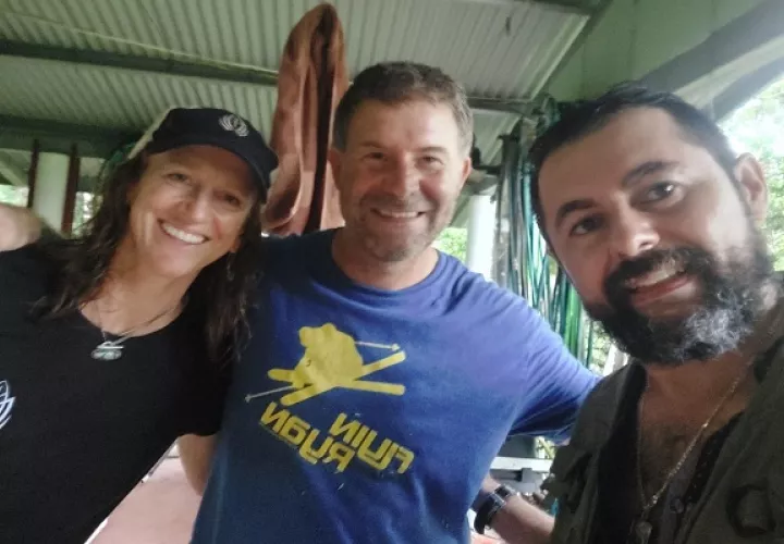 Cari Mackey y Ryan junto al doctor Pedro Méndez-Carvajal. Foto: Cortesía
