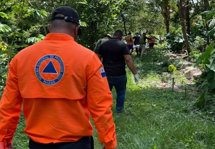 Rescatistas del Sinaproc efectuaron las labores de recuperación del cuerpo. Foto: Melquiades Vásquez