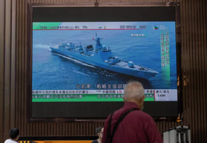 Personas en Hong Kong observan en televisión el despliegue naval de China como reacción a la visita de Nancy Pelosi a Taiwán, el 2 de agosto de 2022. EFE/Jerome Favre