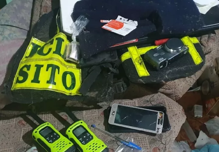 recuperaron equipos celulares, municiones, armas, dinero, uniformes policiales, entre otros indicios. FOTO. PGN
