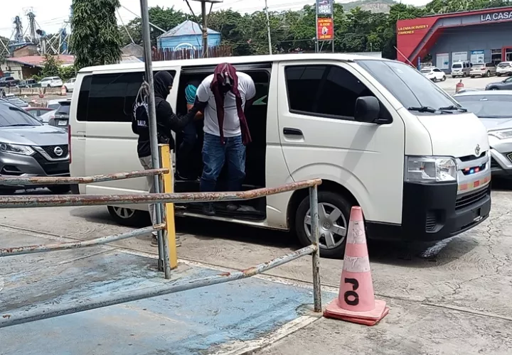 Los implicados llegaron a la audiencia en dos vehículos y custodiados por policias. Foto: Eric A. Montenegro