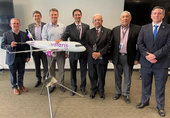 Iván Eskildsen junto a ejecutivos de Volaris. Foto: Cortesía Iván Eskildsen