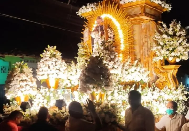 Las celebraciones en honor a Santo Domingo de Guzmán, han sido muy concurridas, incluyendo la procesión, la y los tradicionales fuegos artificiales. Foto. Thays Domínguez