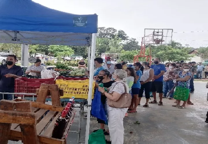 Desde tempranas horas de la mañana los moradores acudieron para hacer su fila, y comprar productos a menor costo. Foto. Thays Domínguez