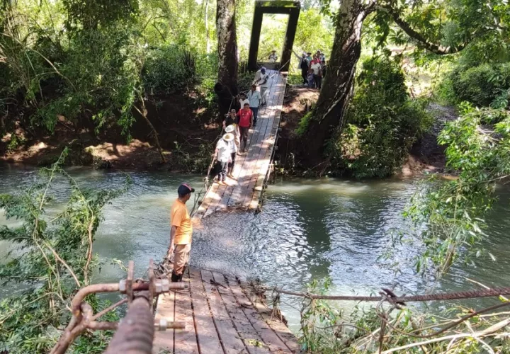 Los habitantes no pueden salir de sus comunidades tras el colapso del puente. Foto: Melquiades Vásquez