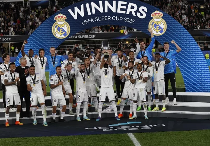 Jugadores de Real Madrid festejan con la Supercopa de Europa. Foto: EFE