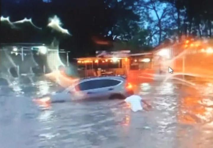 La vía Panamericana quedó totalmente bajo el agua en la entrada de David. Foto: Mayra Madrid