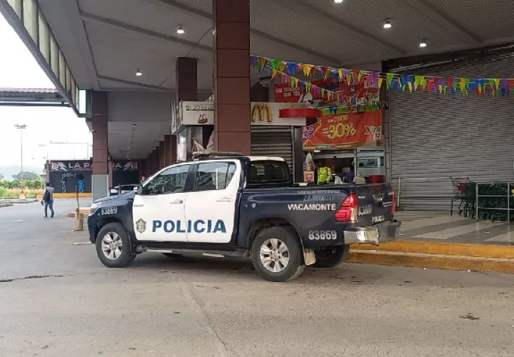 Dentro del supermercado, las tres personas, fueron detenidas y tenían un maletín con dinero en efectivo, cheques, Vale Digital y billetes de lotería premiados. Foto. Eric Montenegro