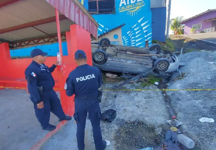 El vehículo robado quedó volcados detrás de la parada de la comunidad de La Verbena. Foto: Diomedes Sánchez 