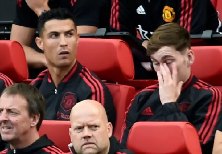 Cristiano Ronaldo en la banca de suplentes. Foto: EFE