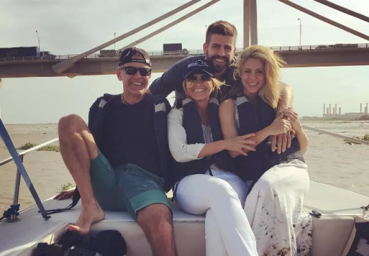Shakira, Gerard Piqué y los padres del futbolista durante una visita en Barranquilla en 2016. Foto: Instagram / @3gerardpique