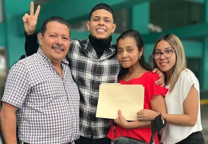 Foto que publicó el artista para dar la noticia. Foto: Instagram