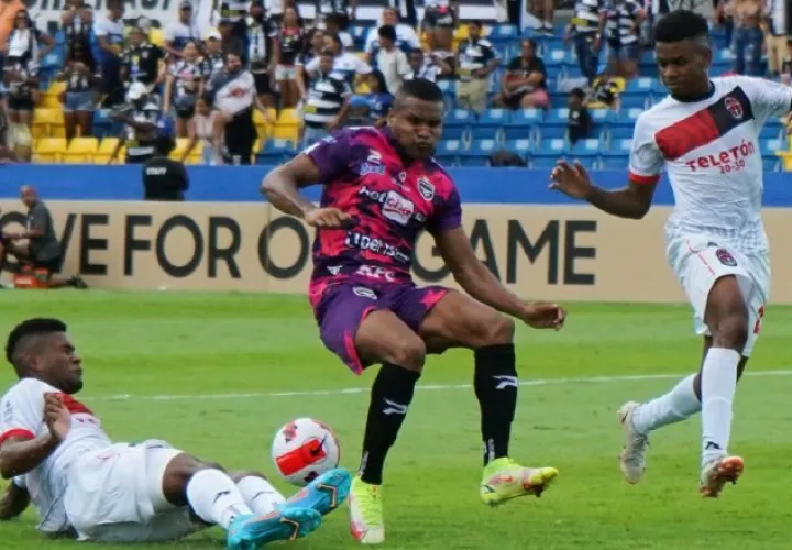 Tauro se impuso a Sporting en los global por 3-1. Foto: @sportingsmfc