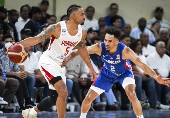 Trevor Gaskins de Panamá  y el dominicano Rigoberto Mendoza. Foto. FIBA