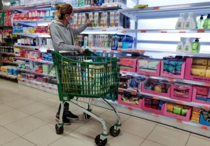 Los consumidores se quejan del desabastecimiento de ciertos productos. Foto: EFE 