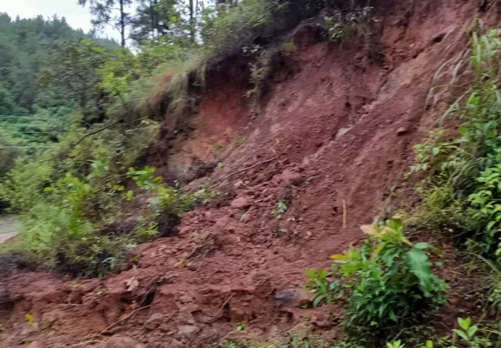 La carretera hacia el área se torna peligrosa con los derrumbes. Foto: Melquiades Vásquez 