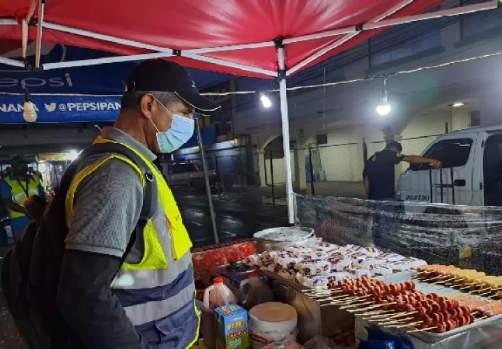 Las revisiones de los puestos de venta de alimentos se harán todos los días de manera sorpresiva, así mismo exigen que el Municipio mantenga la zona de actividades limpia durante todos los días de fiestas. Foto. Melquiades Vásquez