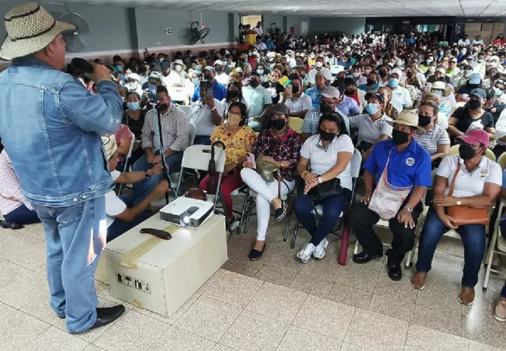 El dirigente de la AEVE, Luis Arturo Sánchez, se dirige a las bases en Santiago. Foto: Melquiades Vásquez