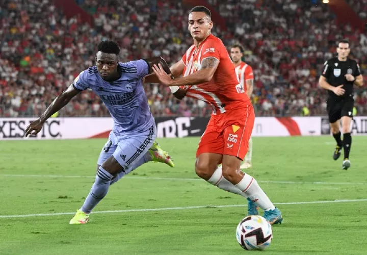 El delantero del Real Madrid Vinicius Jr. (i) disputa un balón con el defensa brasileño de la UD Almería Kaiky Fernandes. Foto: EFE