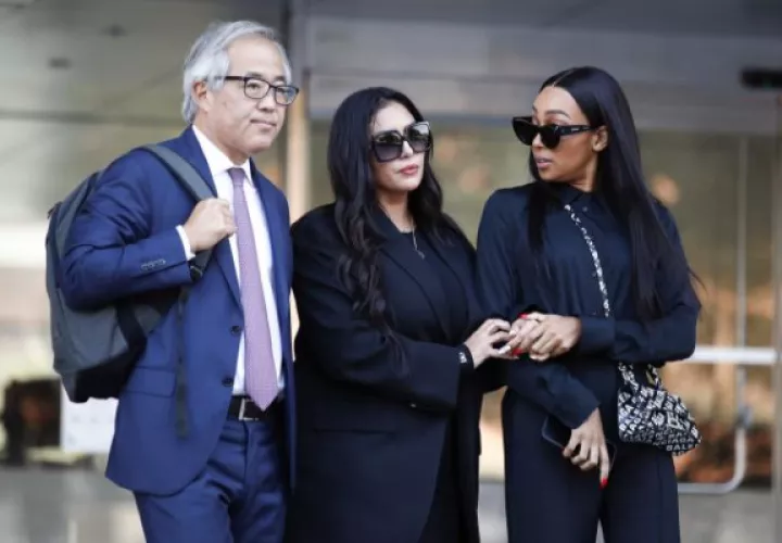 Vanessa Bryant (C), la viuda del fallecido Kobe Bryant, flanqueada por su abogado litigante, Luis Li (L), y su amiga, Sydney Leroux (R). Foto: EFE / EPA / Caroline Brehman
