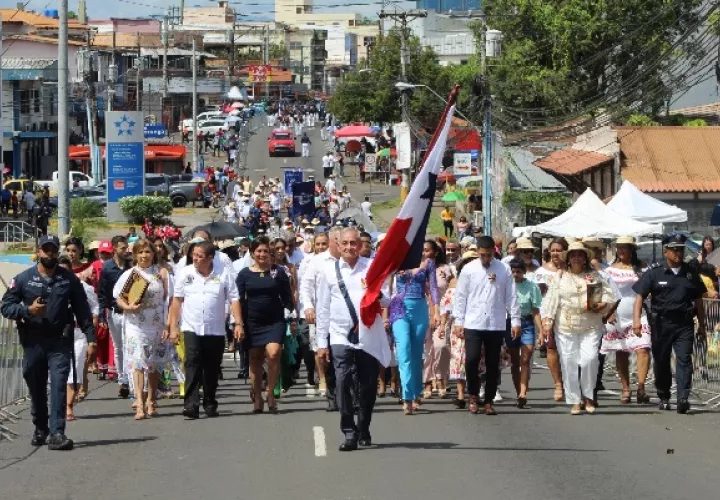 En el distrito de La Chorrera, fue distinguido como abanderado, Marcelino Ramos, quien ha servido por 51 años al Ministerio de Salud en diversas regiones del país. Foto. Eric Montenegro