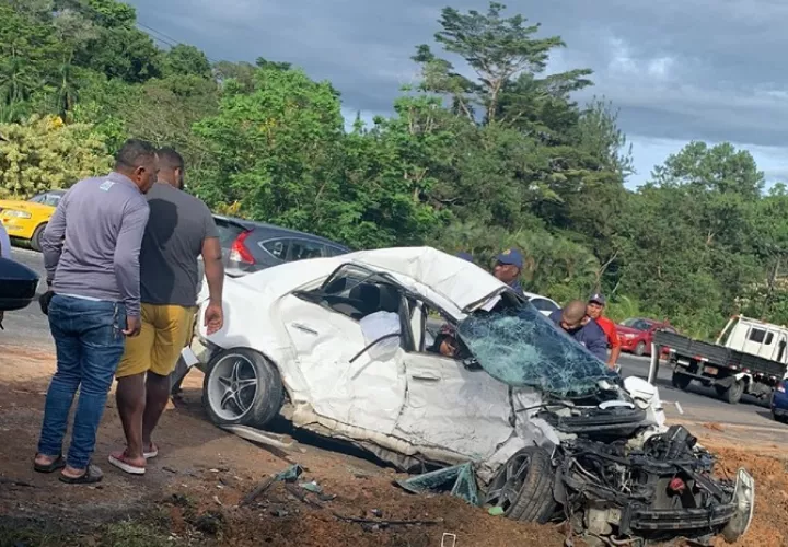 El vehículo sedán, color blanco, presentaba el golpe en el medio del automóvil. Foto: Diomedes Sánchez